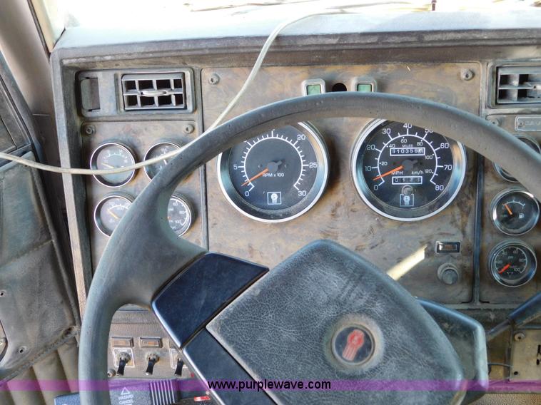 image for item J6841 1997 Kenworth T800 semi truck