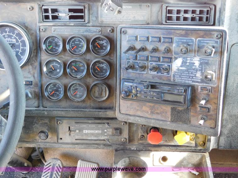 image for item J6841 1997 Kenworth T800 semi truck