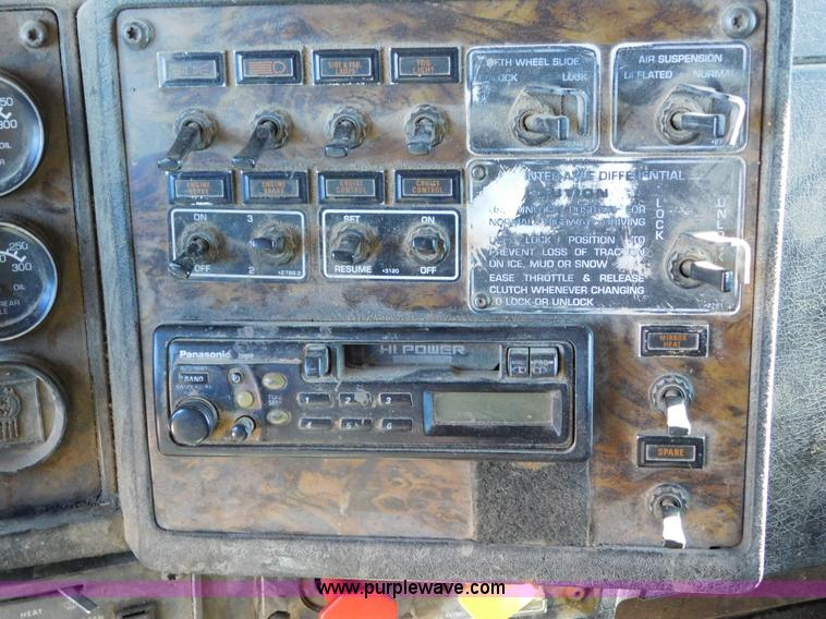 image for item J6841 1997 Kenworth T800 semi truck