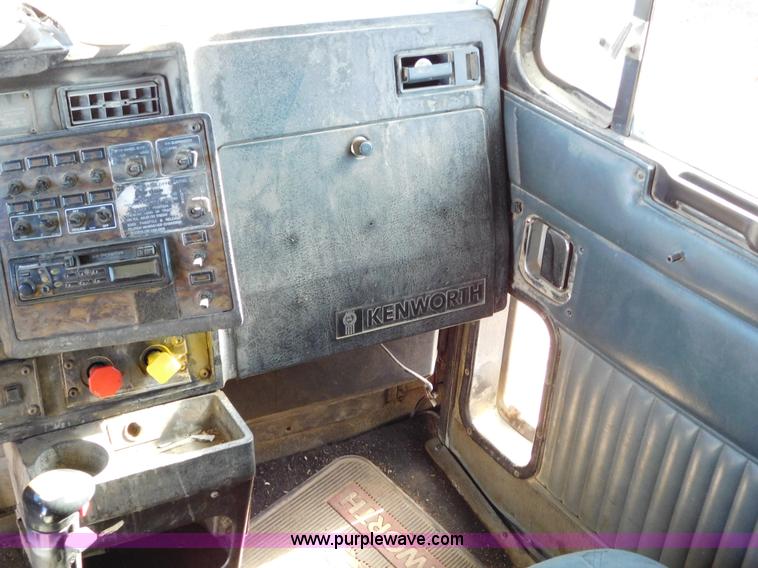 image for item J6841 1997 Kenworth T800 semi truck