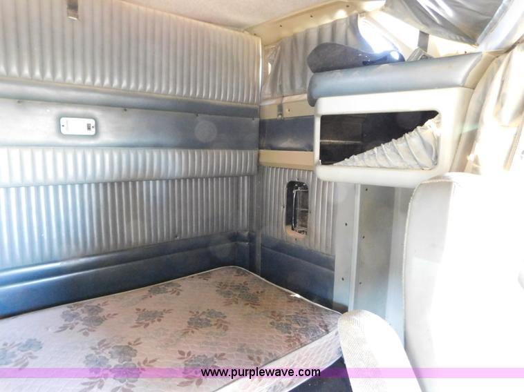 image for item J6841 1997 Kenworth T800 semi truck