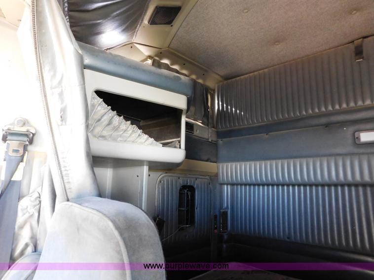 image for item J6841 1997 Kenworth T800 semi truck