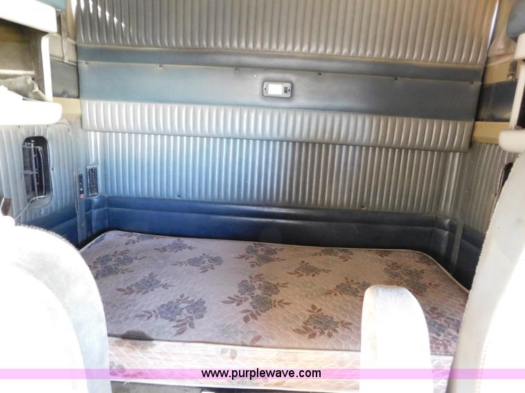 image for item J6841 1997 Kenworth T800 semi truck