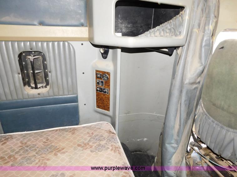 image for item J6841 1997 Kenworth T800 semi truck