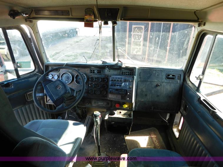 image for item J6841 1997 Kenworth T800 semi truck