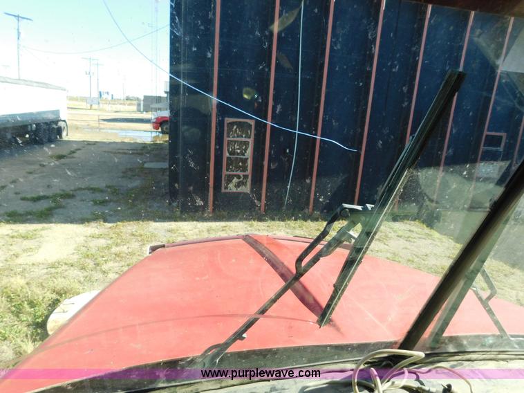 image for item J6841 1997 Kenworth T800 semi truck