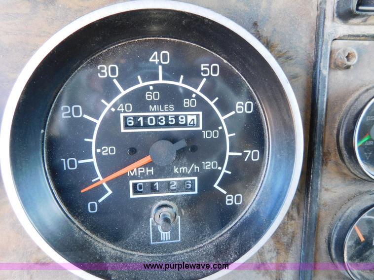 image for item J6841 1997 Kenworth T800 semi truck