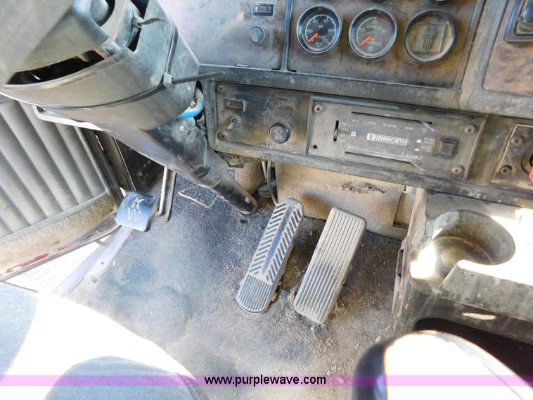 image for item J6841 1997 Kenworth T800 semi truck