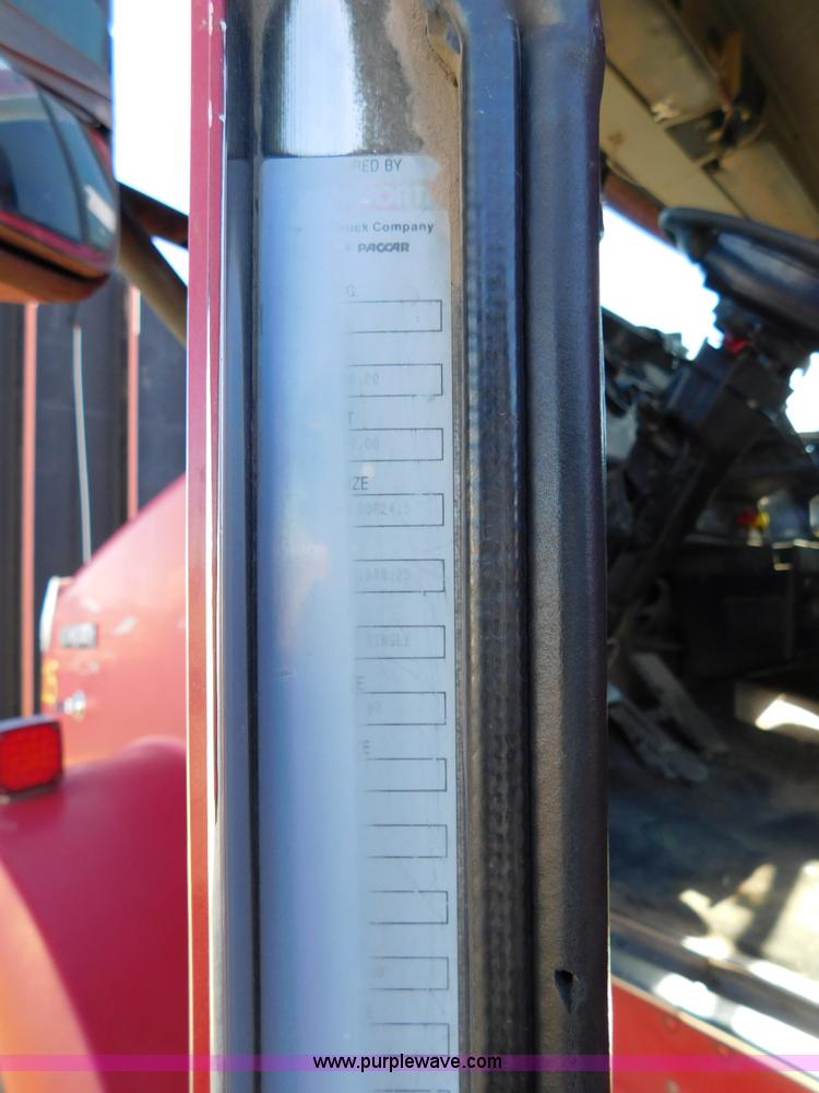 image for item J6841 1997 Kenworth T800 semi truck