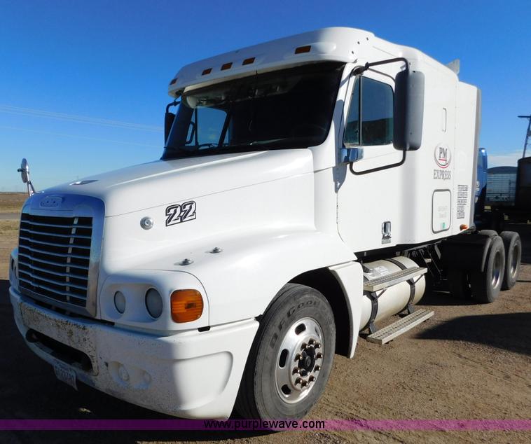 image for item J6842 2004 Freightliner Century Class ST120 semi truck