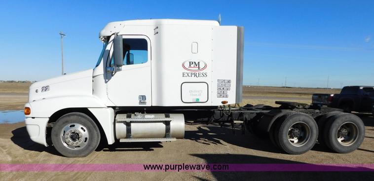 image for item J6842 2004 Freightliner Century Class ST120 semi truck