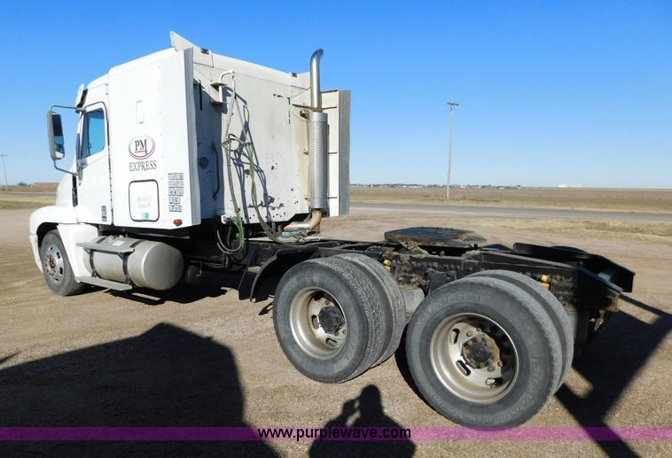 image for item J6842 2004 Freightliner Century Class ST120 semi truck