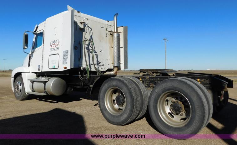 image for item J6842 2004 Freightliner Century Class ST120 semi truck