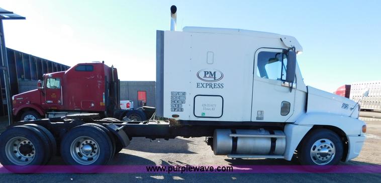image for item J6842 2004 Freightliner Century Class ST120 semi truck