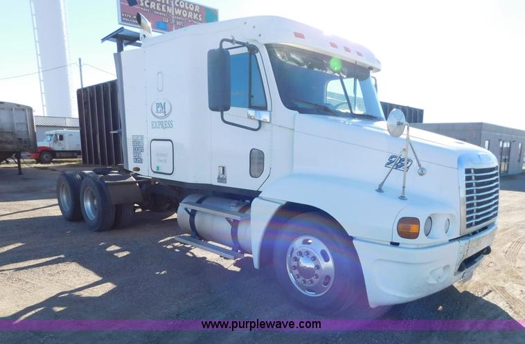 image for item J6842 2004 Freightliner Century Class ST120 semi truck