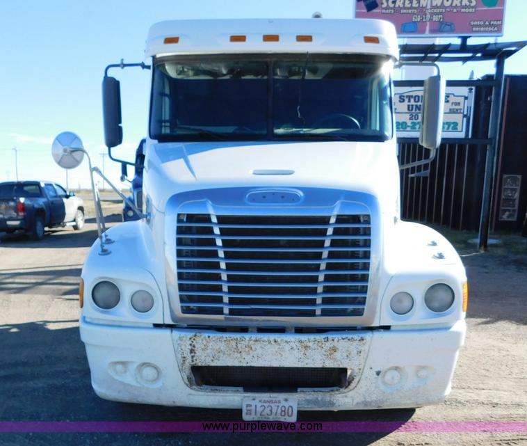 image for item J6842 2004 Freightliner Century Class ST120 semi truck