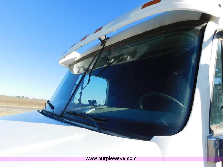 image for item J6842 2004 Freightliner Century Class ST120 semi truck