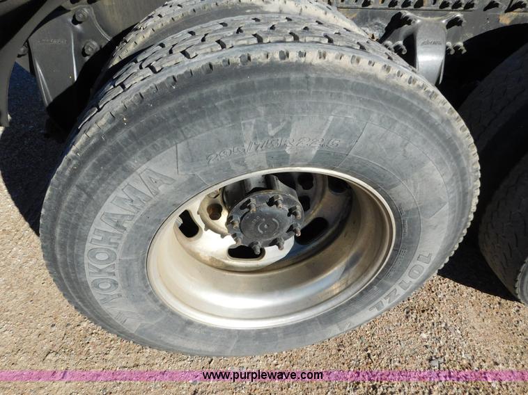 image for item J6842 2004 Freightliner Century Class ST120 semi truck