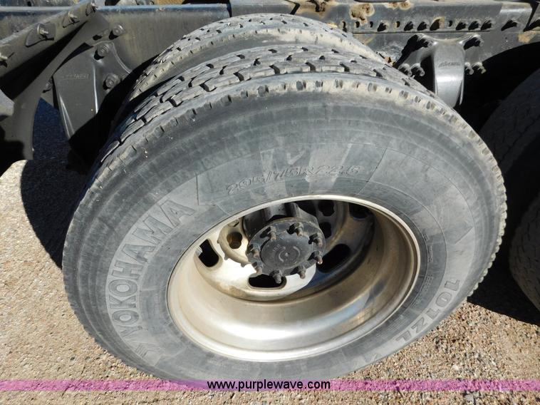 image for item J6842 2004 Freightliner Century Class ST120 semi truck