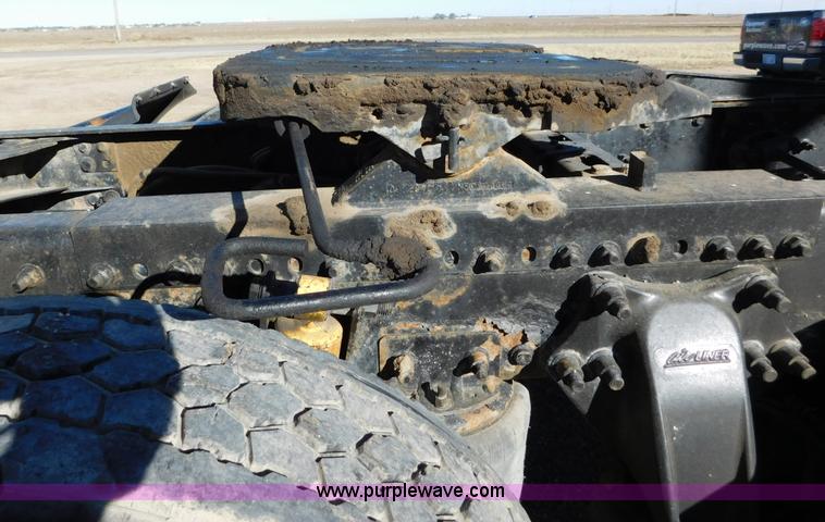 image for item J6842 2004 Freightliner Century Class ST120 semi truck