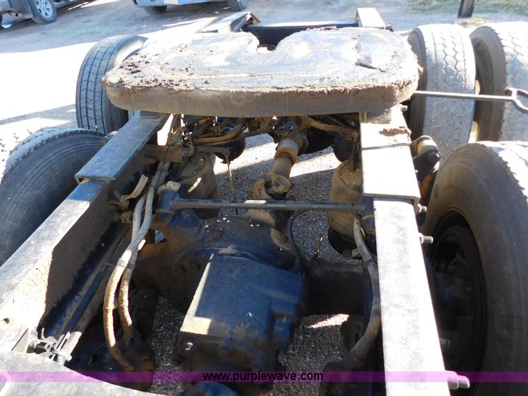 image for item J6842 2004 Freightliner Century Class ST120 semi truck