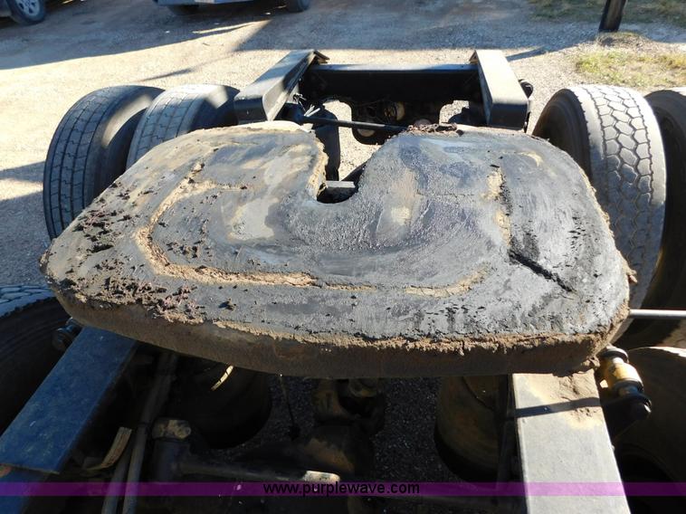 image for item J6842 2004 Freightliner Century Class ST120 semi truck