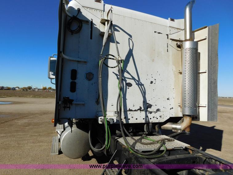 image for item J6842 2004 Freightliner Century Class ST120 semi truck