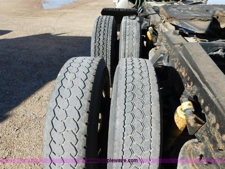 image for item J6842 2004 Freightliner Century Class ST120 semi truck