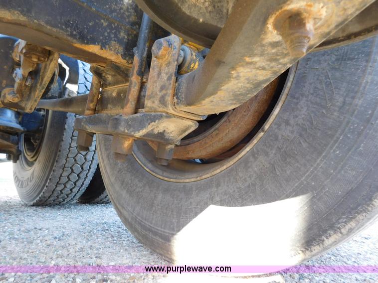 image for item J6842 2004 Freightliner Century Class ST120 semi truck