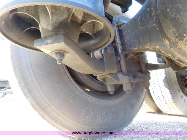 image for item J6842 2004 Freightliner Century Class ST120 semi truck