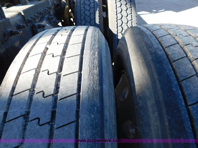 image for item J6842 2004 Freightliner Century Class ST120 semi truck