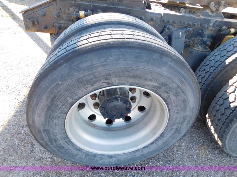 image for item J6842 2004 Freightliner Century Class ST120 semi truck