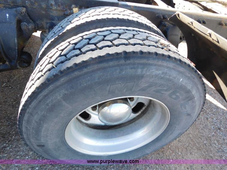 image for item J6842 2004 Freightliner Century Class ST120 semi truck