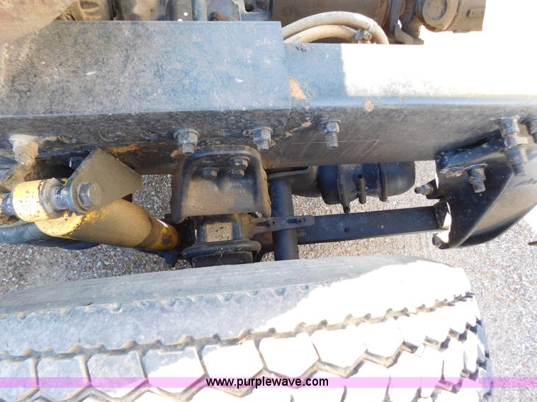 image for item J6842 2004 Freightliner Century Class ST120 semi truck