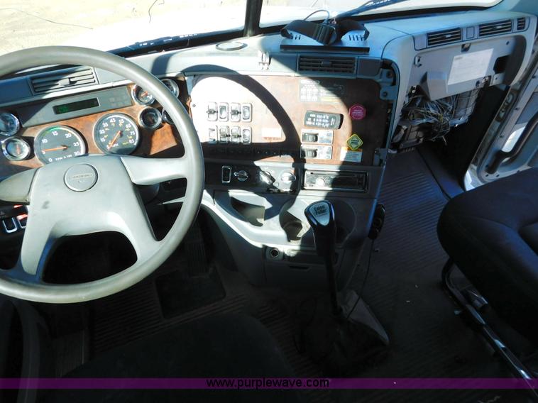 image for item J6842 2004 Freightliner Century Class ST120 semi truck