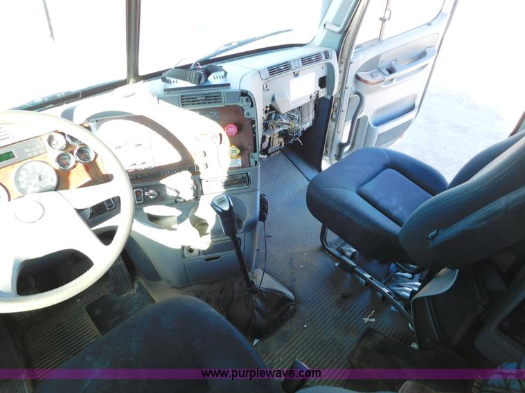 image for item J6842 2004 Freightliner Century Class ST120 semi truck