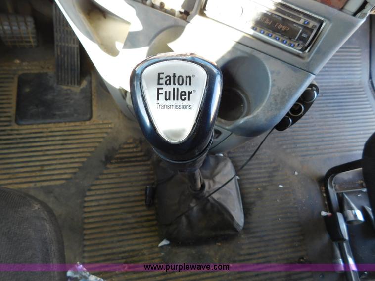 image for item J6842 2004 Freightliner Century Class ST120 semi truck