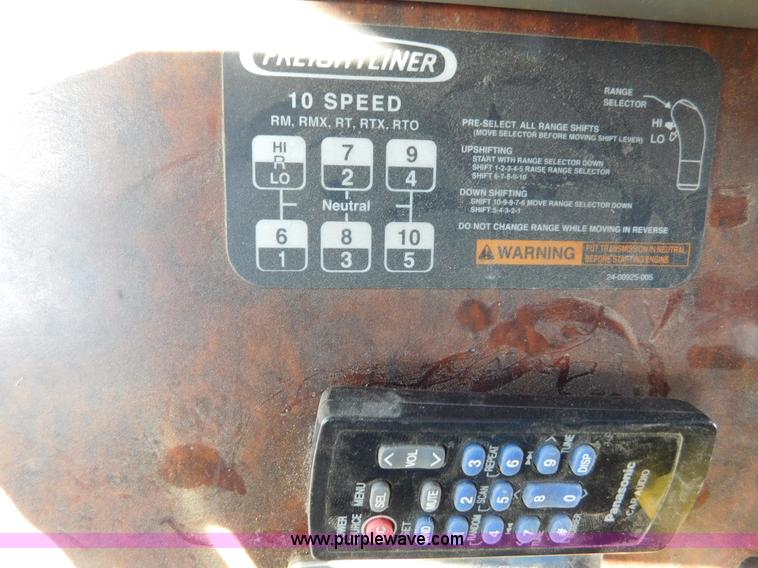 image for item J6842 2004 Freightliner Century Class ST120 semi truck