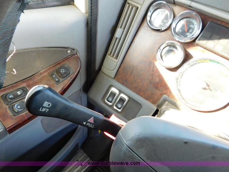 image for item J6842 2004 Freightliner Century Class ST120 semi truck