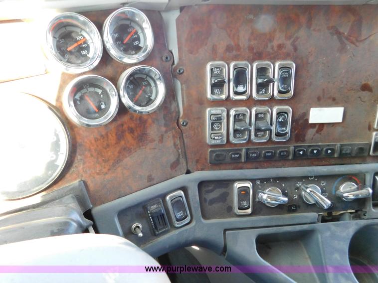 image for item J6842 2004 Freightliner Century Class ST120 semi truck