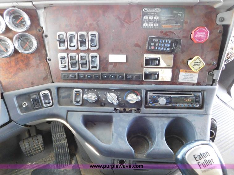 image for item J6842 2004 Freightliner Century Class ST120 semi truck