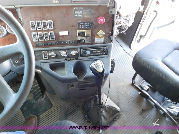 image for item J6842 2004 Freightliner Century Class ST120 semi truck