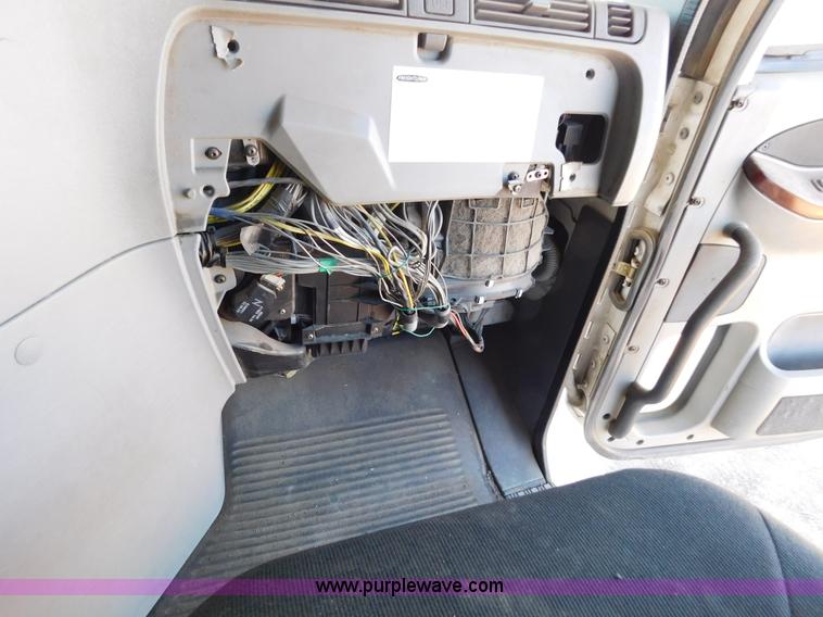 image for item J6842 2004 Freightliner Century Class ST120 semi truck