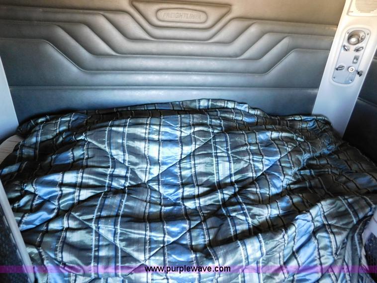 image for item J6842 2004 Freightliner Century Class ST120 semi truck