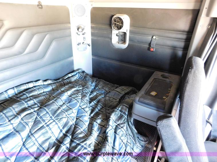 image for item J6842 2004 Freightliner Century Class ST120 semi truck