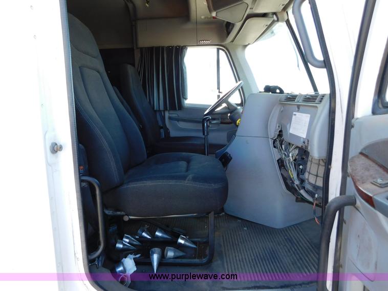 image for item J6842 2004 Freightliner Century Class ST120 semi truck