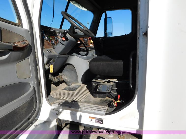 image for item J6842 2004 Freightliner Century Class ST120 semi truck