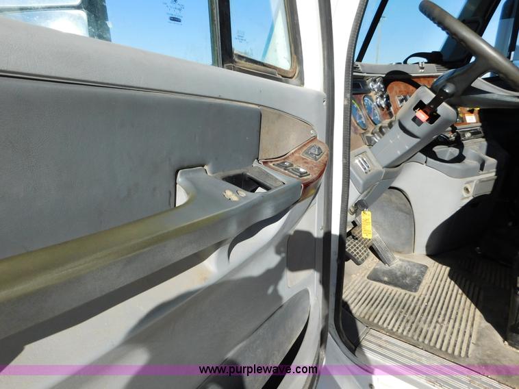 image for item J6842 2004 Freightliner Century Class ST120 semi truck