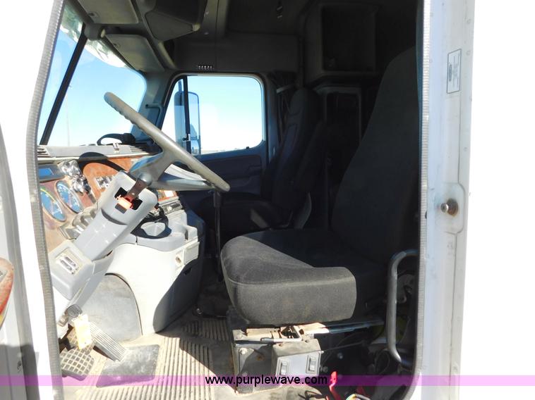 image for item J6842 2004 Freightliner Century Class ST120 semi truck