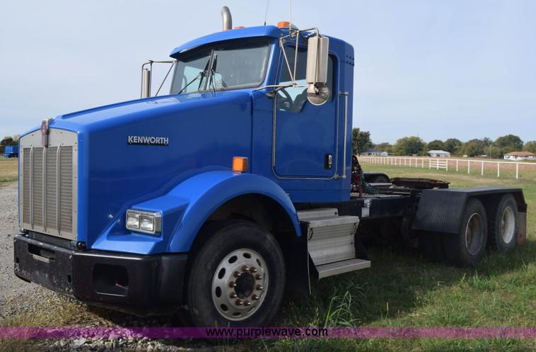 image for item J7006 2006 Kenworth T800 semi truck